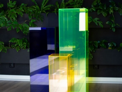 Bringen Sie Farbe in Ihre Ausstellung, mit unseren neuen Sockeln aus Plexiglas 