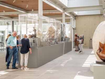 Solits ist Spezialist für sehr große Plexiglasvitrinen