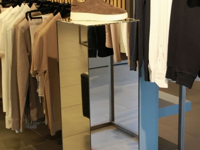 Warum Spiegelsockel in Schaufenstern besonders ins Auge fallen